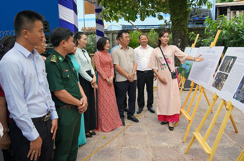 Các đại biểu tham quan triển lãm “Xanh màu khát vọng”.