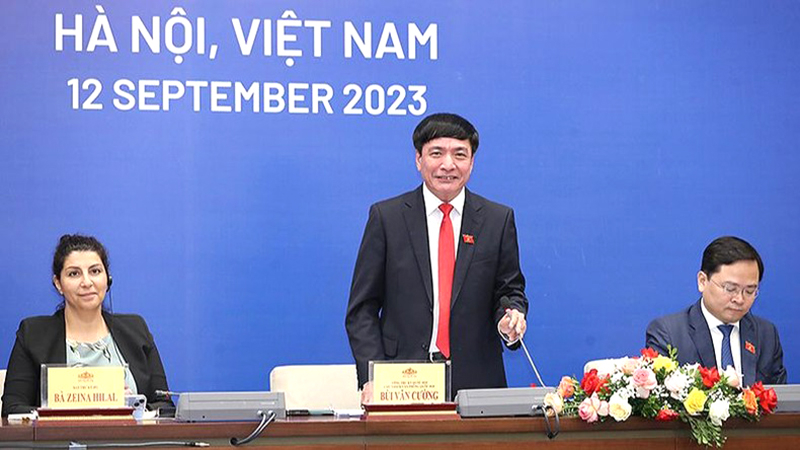  Tổng Thư ký, Chủ nhiệm Văn phòng Quốc hội Bùi Văn Cường trả lời câu hỏi của các cơ quan thông tấn, báo chí trong và ngoài nước.