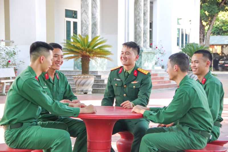   Cán bộ, chiến sĩ Tiểu đoàn 5, Trung đoàn 82, Quân khu 2  trò chuyện thân mật trong giờ nghỉ. Ảnh minh họa: baoquankhu2.vn