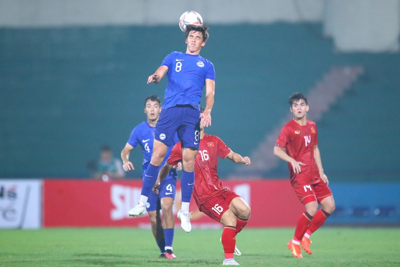 U23 Singapore chiến đấu kiên cường khi bị dẫn trước. (Ảnh: Duy Đức)