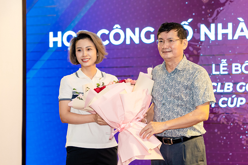  Đại diện Hội golf Quảng Bình tặng hoa cho đại diện nhà tài trợ danh xưng của giải đấu – Tập đoàn Trường Thịnh. 