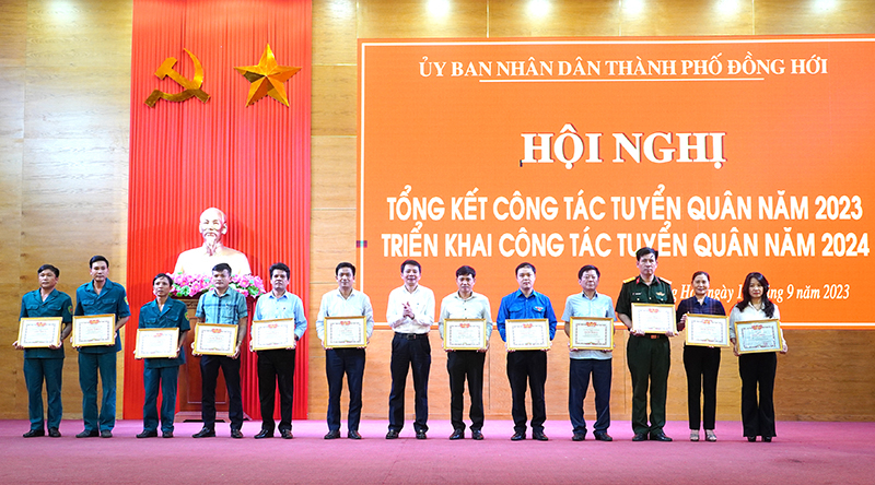 Lãnh đạo TP. Đồng Hới trao giấy khen cho các tập thể đạt thành tích xuất sắc trong công tác tuyển quân 2023.