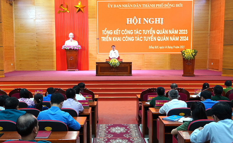 Đồng chí Chủ tịch UBND TP. Đồng Hới Hoàng Ngọc Đan điều hành thảo luận tại hội nghị tổng kết công tác tuyển quân năm 2023.
