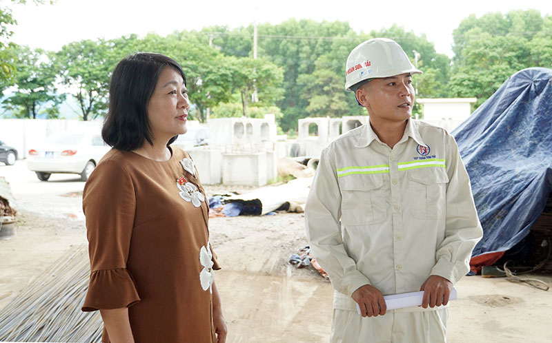 Đại biểu Nguyễn Thị Tuyết Nga trao đổi với người lao động