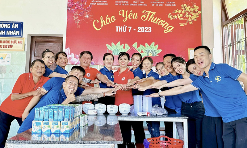 CLB Cháo yêu thương huyện Quảng Ninh quyết tâm không bao giờ để bếp ăn nấu cháo cho bệnh nhân nghèo “tắt lửa”.