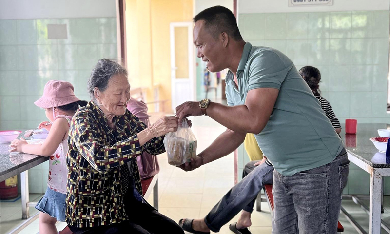 Anh Nguyễn Hải Quyền trao tận tay bệnh nhân nghèo những suất cháo, sữa miễn phí.