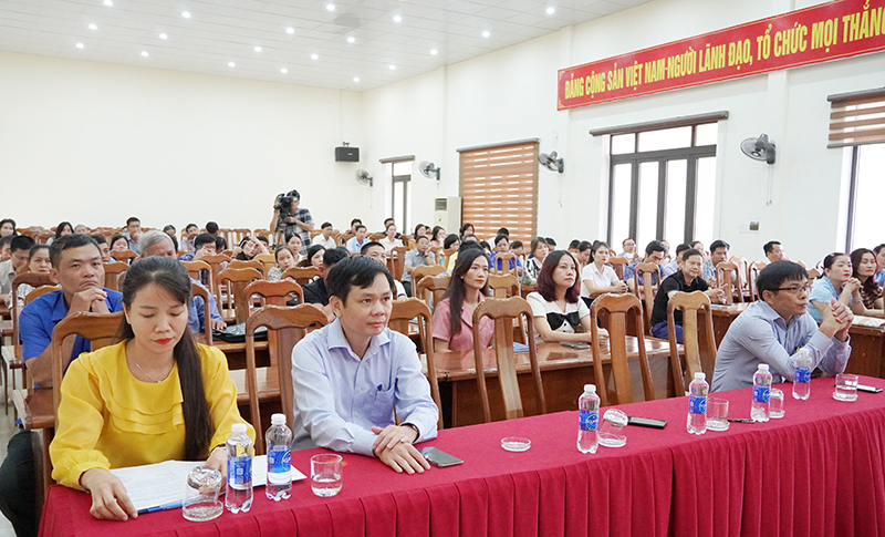 Các đại biểu và học viên tham dự lễ bế giảng.