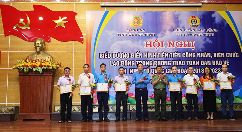 Lãnh đạo LĐLĐ tỉnh và Công an tỉnh trao giấy khen cho các cá nhân điển hình trong phong trào toàn dân bảo vệ ANTQ.