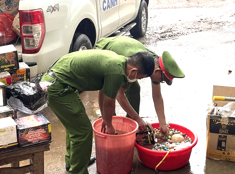 Công an TP. Đồng Hới tiền hành tiêu hủy pháo theo đúng quy định.