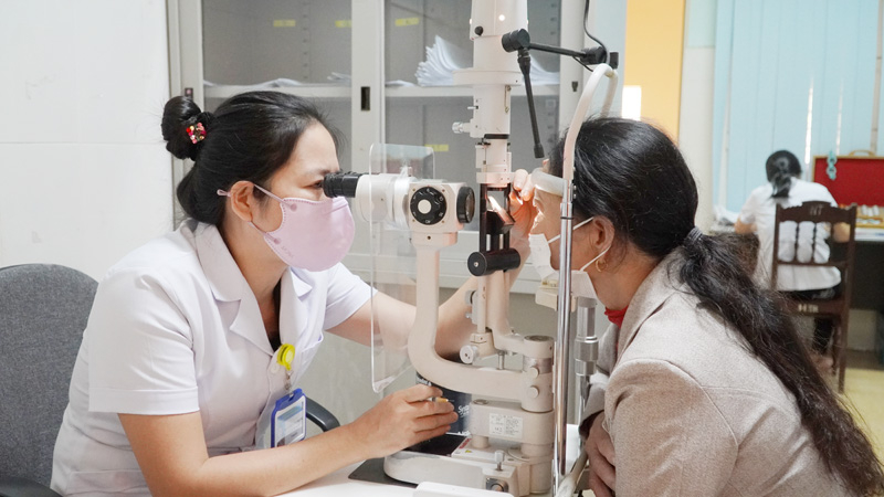  Bệnh nhân đau mắt đỏ nên đến các cơ sở y tế để được khám và điều trị kịp thời.