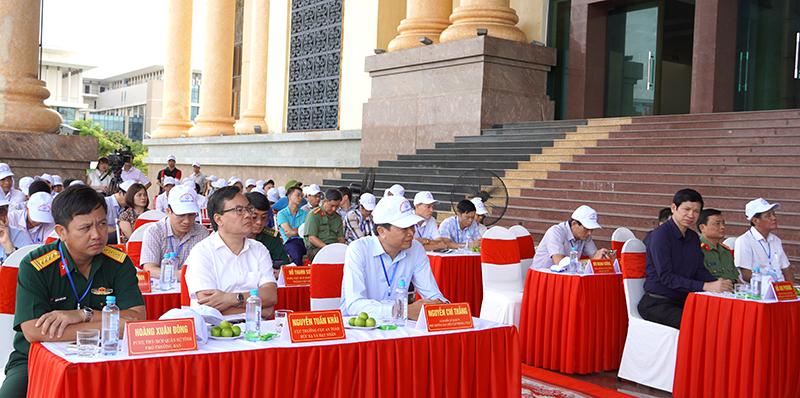 Các đại biểu tham dự, theo dõi cuộc diễn tập.