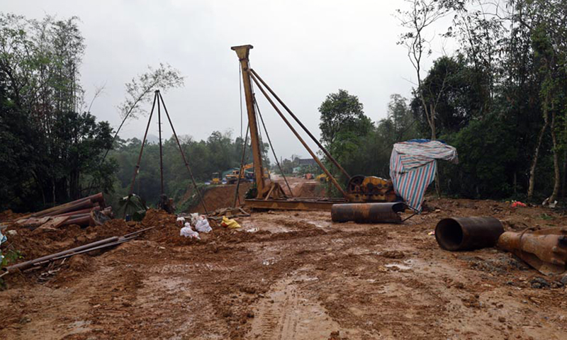 Công trình đường Hồng Hóa-Yên Hóa-Quy Đạt (giai đoạn1) gặp khó trong công tác giải phóng mặt bằng dẫn tới việc giải ngân nguồn vốn đạt kết quả thấp.