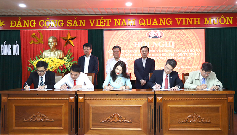 Thành ủy Đồng Hới tổ chức ký cam thực hiện quy định về trách nhiệm và xử lý trách nhiệm đối với cán bộ được điều động bổ nhiệm trong năm 2023.