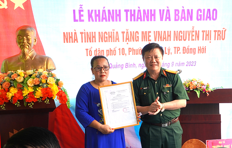 Đại tá Trương Như Ý, Phó Chính ủy, Bộ CHQS tỉnh trao Quyết định tặng nhà tình nghĩa cho người thân Mẹ VNAH Nguyễn Thị Trữ.