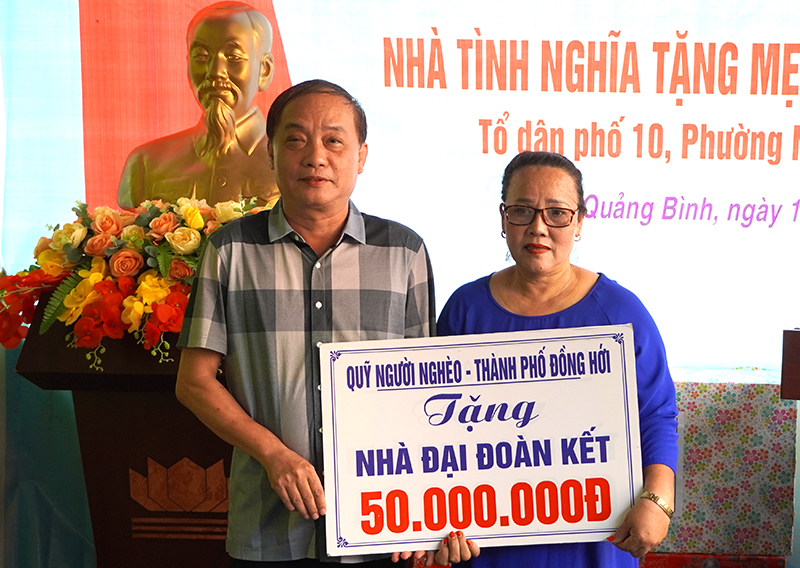 Chủ tịch Ủy ban MTTQVN thành phố Trần Thành Sơn trao quà tặng Mẹ VNAH Nguyễn Thị Trữ cho người thân của mẹ.