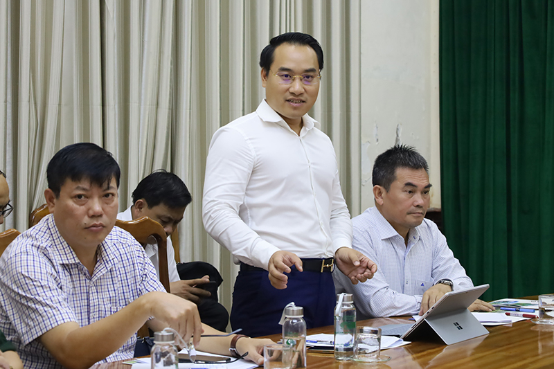 Đại diện Công ty cổ phần Regal Group trình bày kế hoạch tổ chức chương trình chào năm mới tại khu đô thị Bảo Ninh 1.  