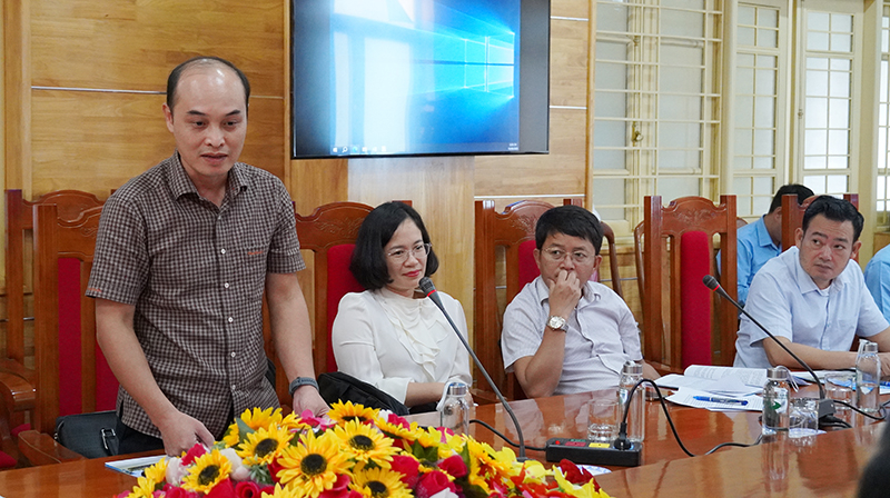 Thành viên đoàn giám sát nêu ý kiến.