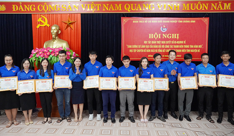 Đại diện lãnh đạo Tỉnh đoàn, Đoàn Khối doanh nghiệp tỉnh tặng giấy khen cho các cá nhân có thành tích xuất sắc trong Chiến dịch thanh niên tình nguyện hè 2023.