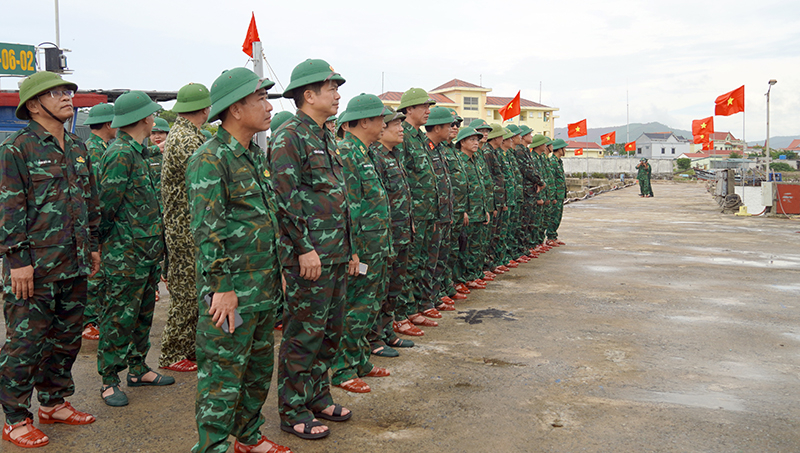 Đoàn công tác thăm tàu tuần tra của Hải đội 2