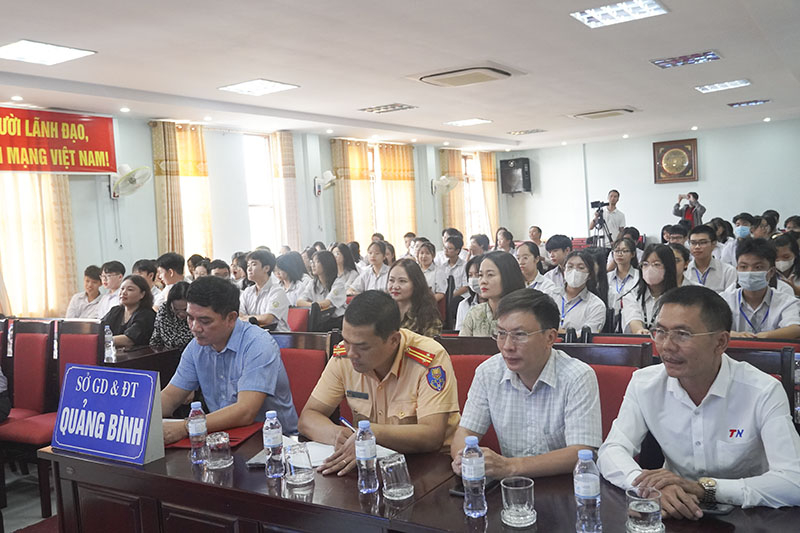 Đại diện lãnh đạo các sở, ngành, đơn vị và học sinh Quảng Bình hưởng ứng lễ phát động