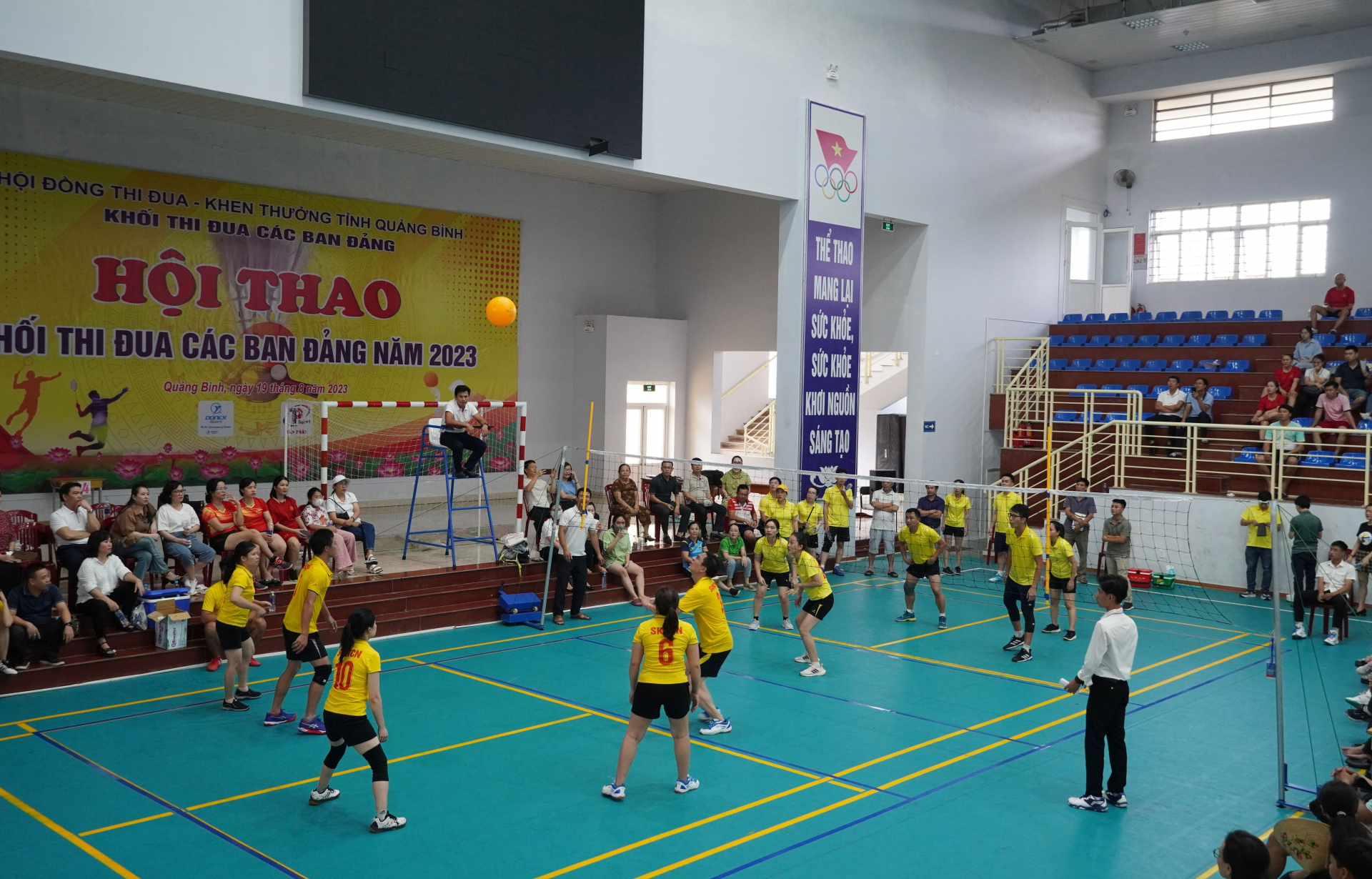 trận đấu chung kết, đội bóng chuyền hơi nam-nữ đến từ Sở Kế hoạch và Đầu tư đã xuất sắc vượt qua đối thủ là Sở Khoa học và Công nghệ 