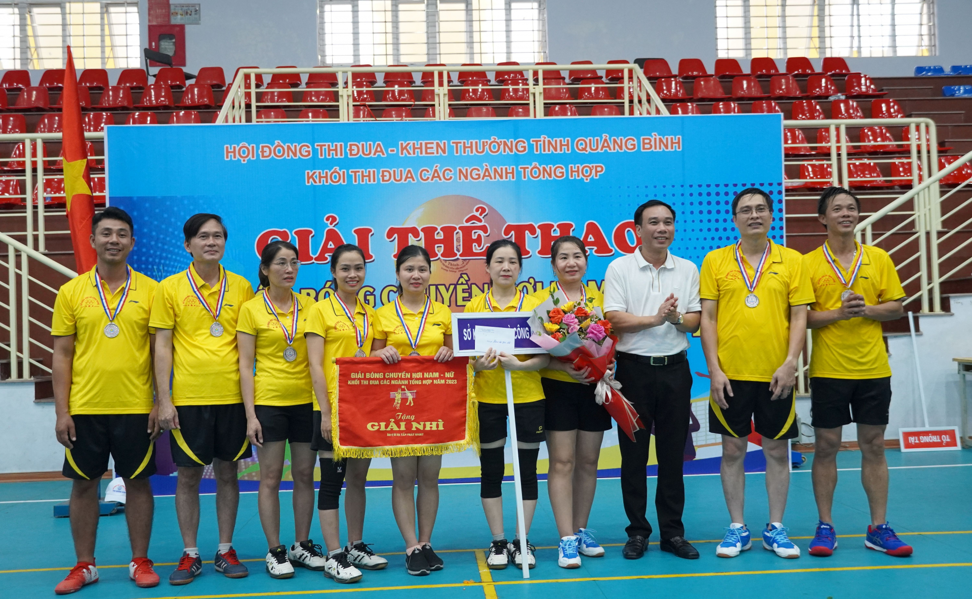 Ban tổ chức trao giải nhì cho đội bóng đến từ Sở Khoa học và Công nghệ.