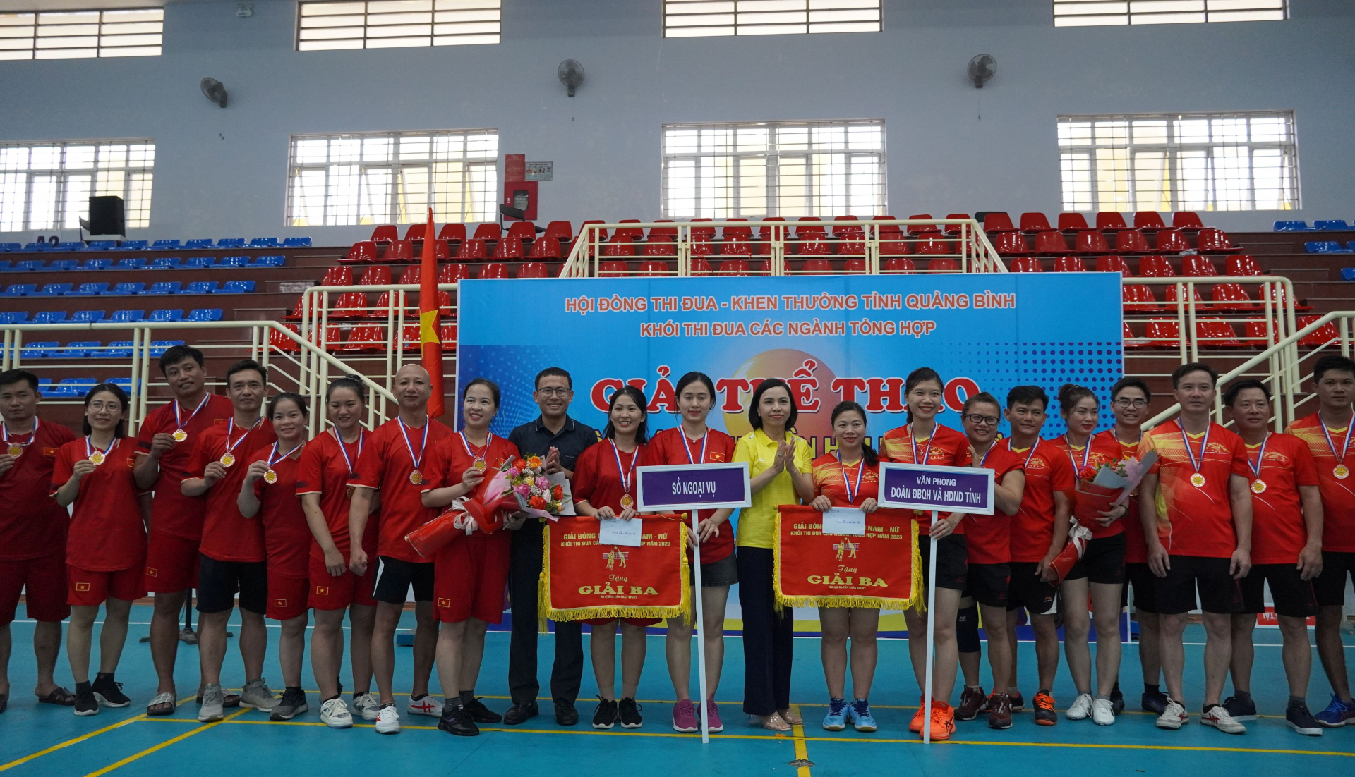 Ban tổ chức trao giải ba cho 2 đội bóng đến từ Sở Ngoại  vụ và Văn phòng Đoàn ĐBQH và HĐND tỉnh.