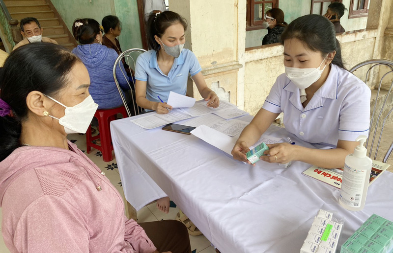Ngành Y tế tăng cường hướng dẫn người dân khi bị đau mắt đỏ phải đến ngay cơ sở y tế để được khám tư vấn và điều trị kịp thời, không tự ý mua thuốc điều trị.