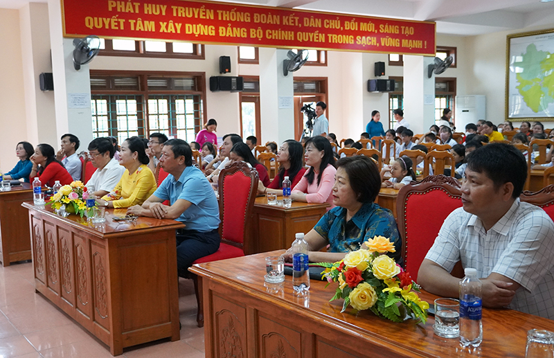 Các đại biểu tham dự chương trình.