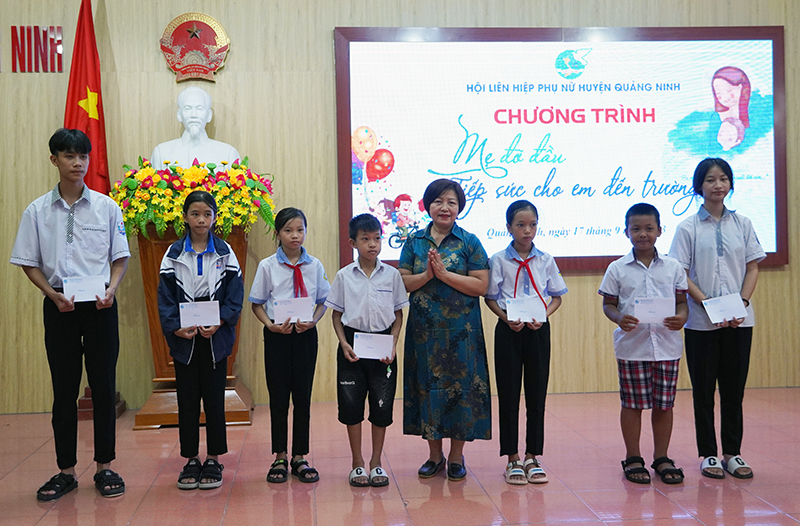 Hội Bảo trợ bệnh nhân nghèo tỉnh trao tiền hỗ trợ cho các em học sinh có hoàn cảnh khó khăn trên địa bàn huyện.