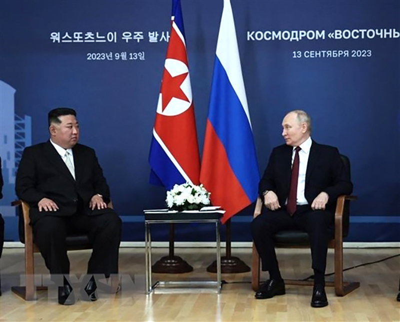   Tổng thống Nga V.Putin (phải) hội đàm với Nhà lãnh đạo Triều Tiên  Kim Jong-un tại sân bay vũ trụ Vostochny, tỉnh Amur thuộc vùng Viễn Đông Nga, ngày 13/9/2023. (Ảnh: AFP/TTXVN) 