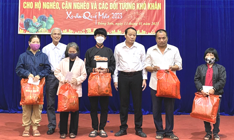 Ông Ngô Hạnh Phúc (thứ 2, bên trái sang), Chủ tịch Hội CTĐ phường Đồng Sơn trao quà “Tết nhân ái” cho các hộ nghèo trên địa bàn.