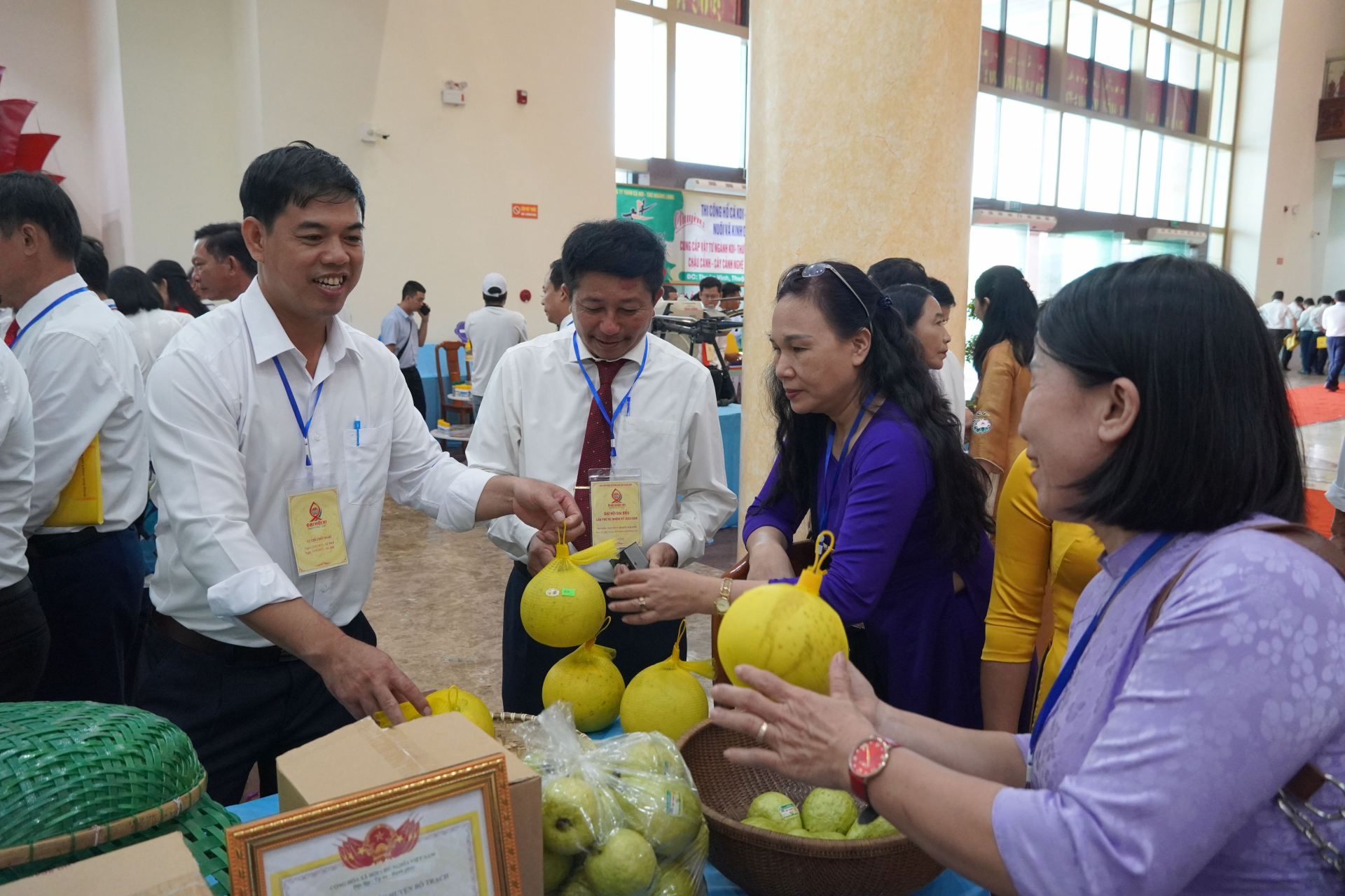 Các đại biểu và người dân thăm quan, mua sắm các sản phẩm nông nghiệp tại gian hàng.
