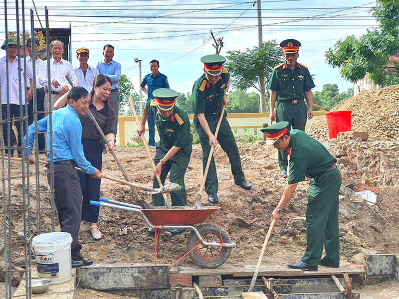 (QBĐT) - Ngày 18/9, Ban Chỉ huy Quân sự (CHQS) huyện Lệ Thủy phối hợp với cấp ủy, chính quyền xã Tân Thủy khởi công xây dựng nhà tình nghĩa tặng gia đình bà Nguyễn Thị Hịnh.