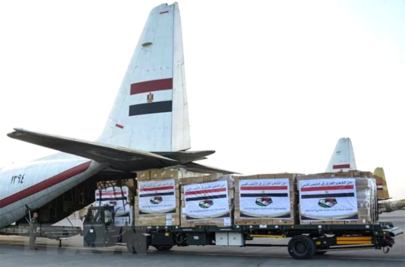  Binh sỹ chuyển hàng cứu trợ nhân đạo của chính phủ Ai Cập giúp người dân Libya lên máy bay ở Cairo. (Ảnh: AFP/TTXVN)