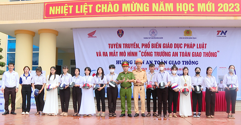 Tặng mũ bảo hiểm cho học sinh nhà trường.
