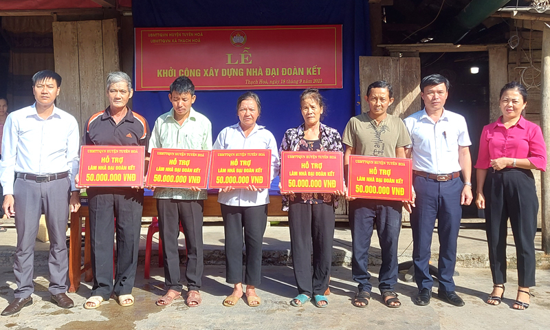 Trao biển hỗ trợ kinh phí xây dựng nhà  