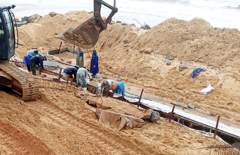 Công trình kè biển huyện Bố Trạch được đầu tư xây dựng, sửa chữa trước mùa mưa bão.