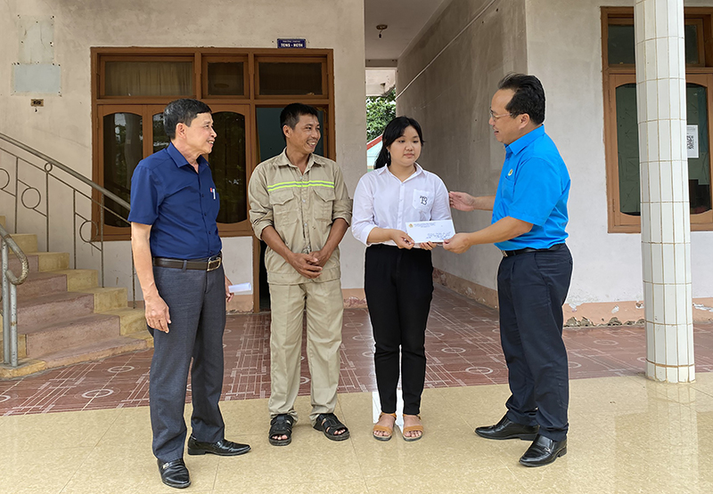 Lãnh đạo CĐ ngành trao học bổng cho con của công nhân có hoàn cảnh khó khăn, vươn lên học tập tốt.
