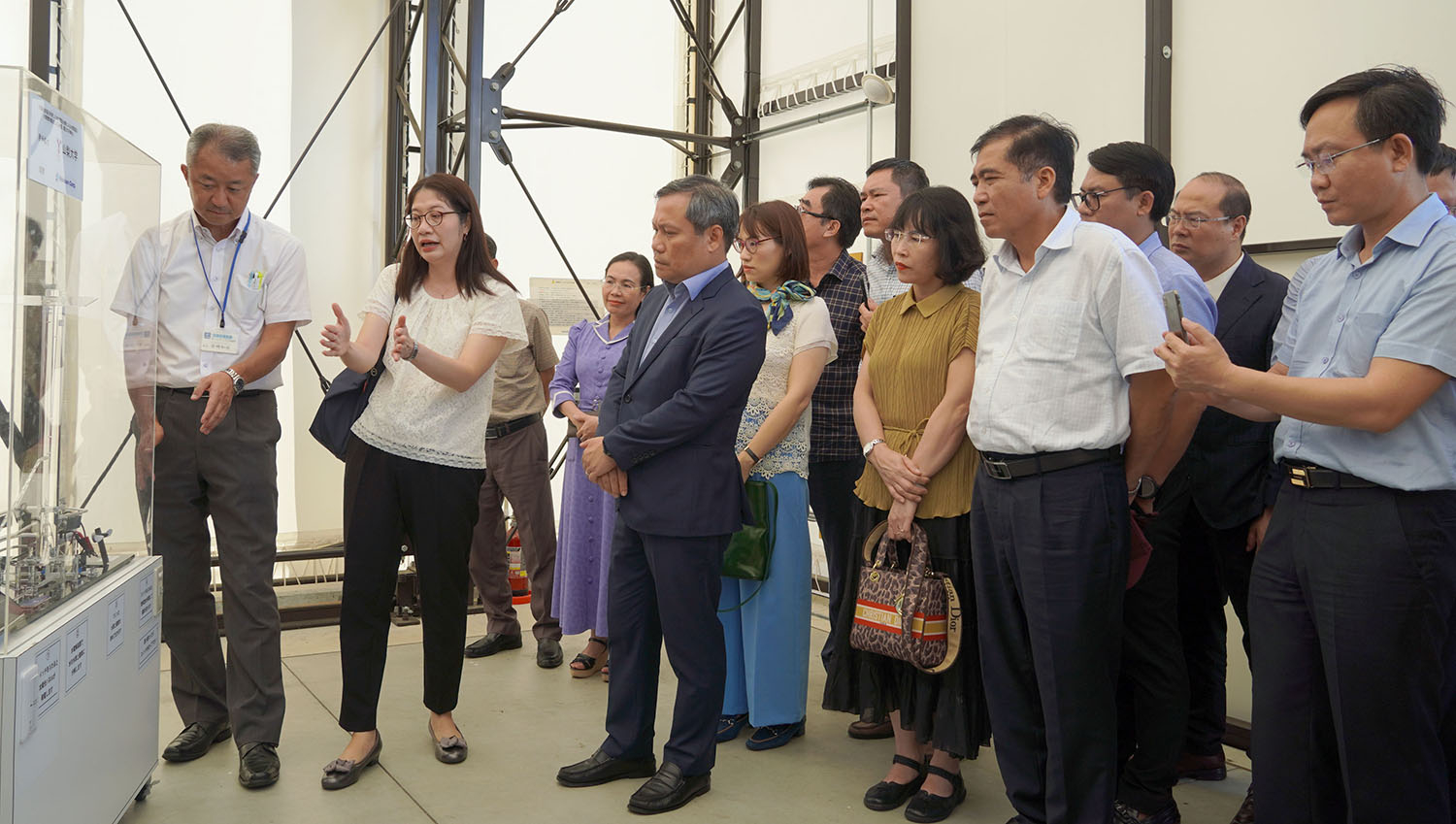 Đại diện lãnh đạo Nhà máy điện mặt trời Komekurayama giới thiệu về công nghệ sản xuất Hydrogen