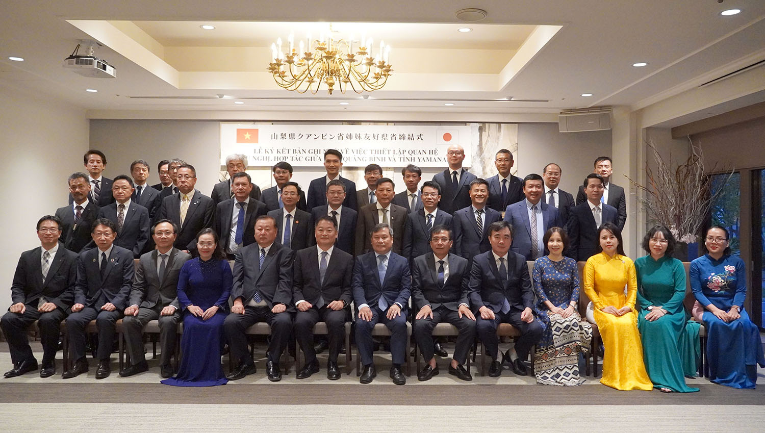 Các đại biểu chụp ảnh lưu niệm tại lễ ký