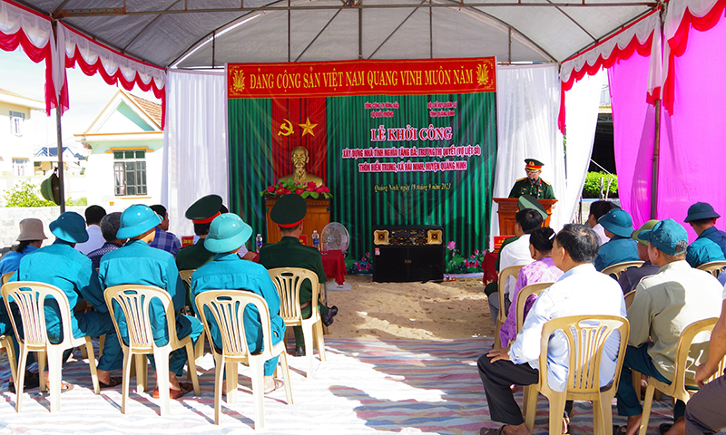 Quang cảnh lễ khởi công nhà tình nghĩa.