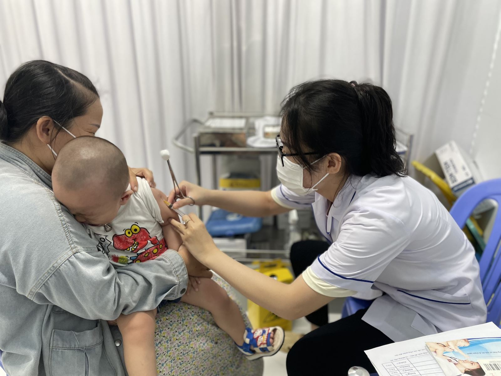 Tiêm chủng vaccine là cách phòng bệnh bạch hầu hiệu quả nhất, tỷ lệ bảo vệ trên 97%.