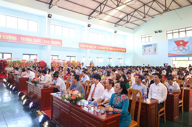 Các đại biểu tham dự buổi lễ.