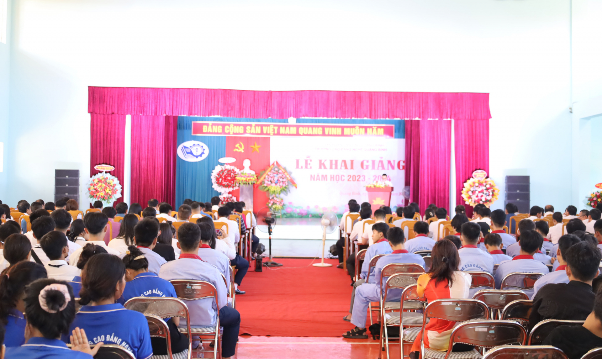 Toàn cảnh buổi khai mạc.