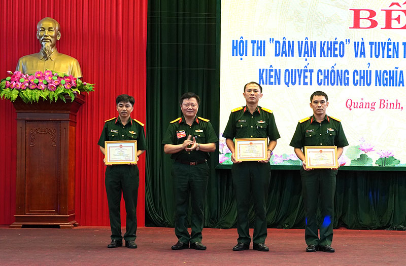 Đại diện BTC trao giải nhì cho các đội.