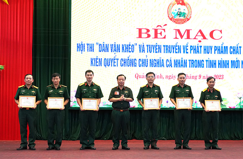 Đại diện BTC trao giải ba cho các đội.