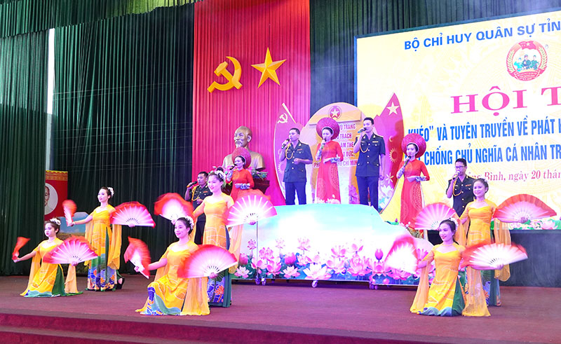 Các đội thi giới thiệu đơn vị bằng hình thức sân khấu hóa. 