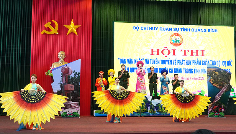 Các đội thi giới thiệu đơn vị. 