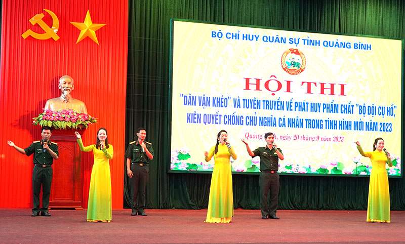 Các đội thi giới thiệu đơn vị. 